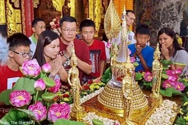 Người dân Malaysia chiêm bái xá-lợi Phật